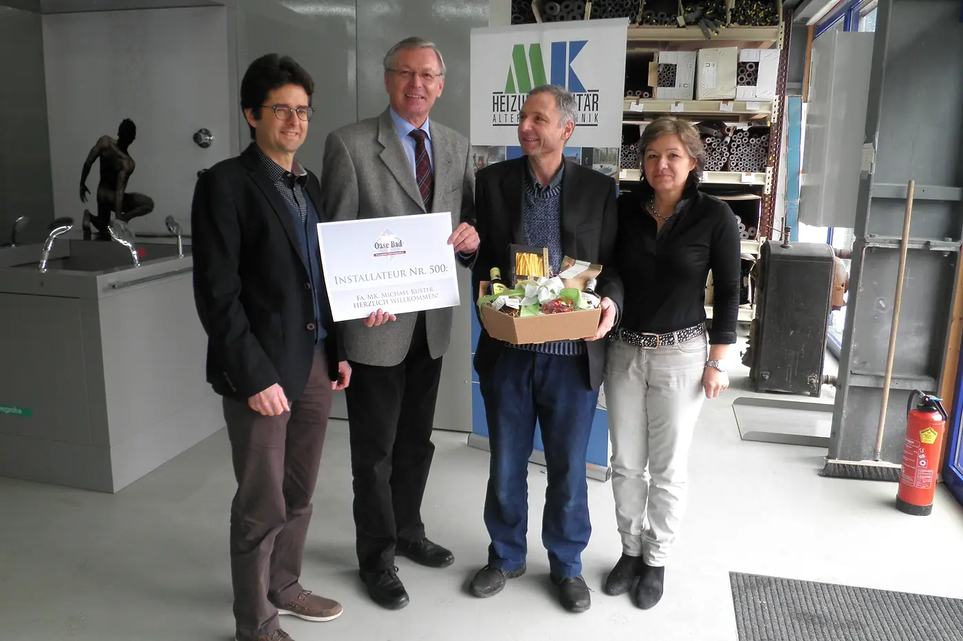 Michael Kuster mit Team und Gästen bei der OaseBad-Feier im Betrieb